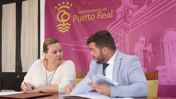 La alcaldesa de Puerto Real y el delegado territorial de Justicia durante la firma del convenio
