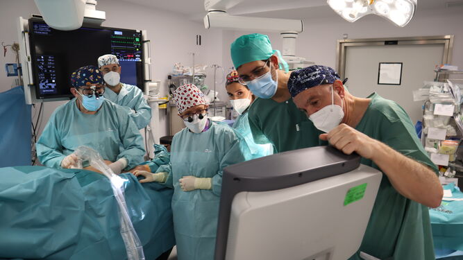 Cirujanos vasculares revisan las nuevas venas implantadas.