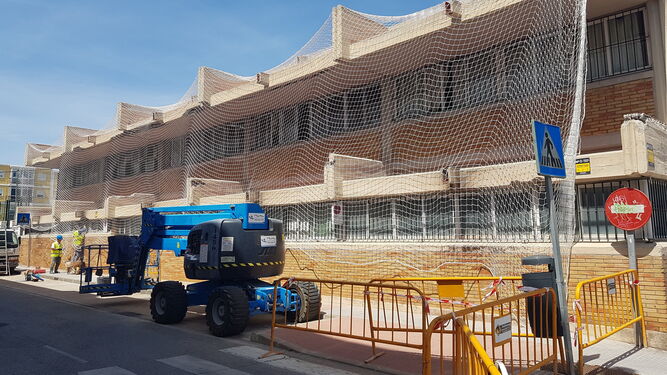 Trabajos de resanado y colocación de malla de protección en una de las fachadas exteriores del colegio San Ignacio.