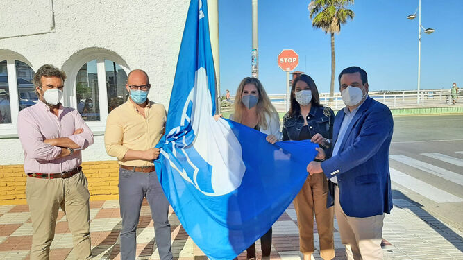 La izada de la bandera azul en Valdelagrana en 2021, cinco días antes de que fuera retirada junto a las demás.