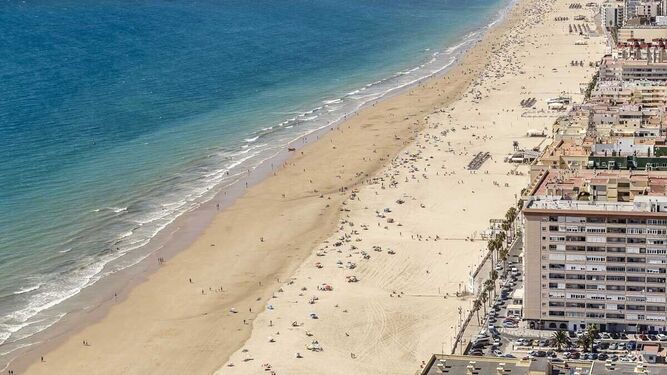 Vista aérea de la playa de La Victoria de Cádiz, que tiene bandera azul.