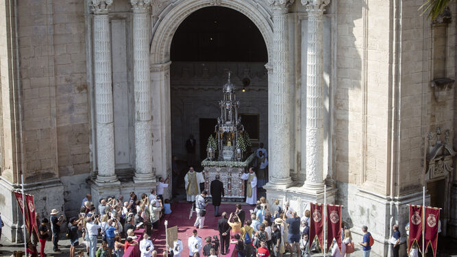 La Custodia del Corpus, saliendo por la puerta principal de la Catedral en la procesión de 2019.