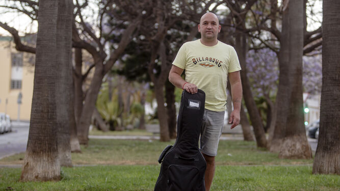 José María Barranco posa con su inseparable guitarra poco antes de empezar a ensayar.