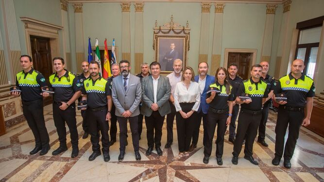 El alcalde, con los seis nuevos agentes que refuerzan la plantilla de la Policía Local.