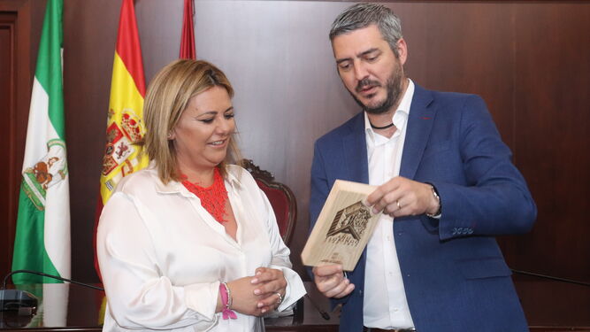 Elena Amaya, alcaldesa de Puerto Real, junto a Francisco Martínez, alcalde de Fuentes de Andalucía