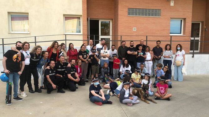Foto de familia de un grupo de menores de la Fundación ONCE, en la visita a la Jefatura de la Policía Local.