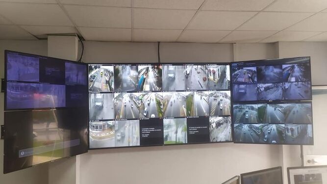 El centro de control de la Policía Local, donde llegan las imágenes captadas por las 26 cámaras instaladas a lo largo del término municipal.