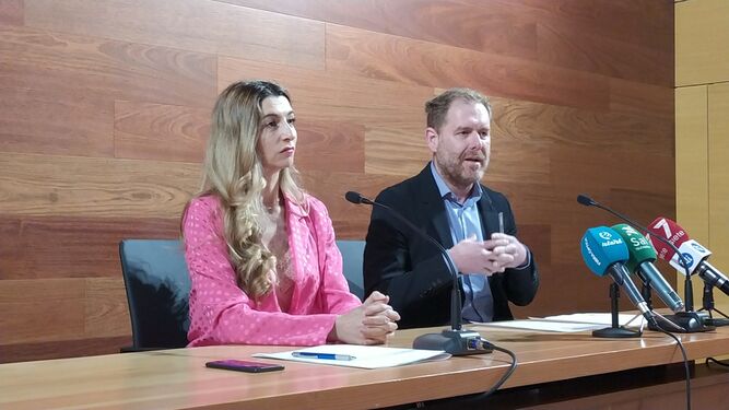 Claudia Márquez y Conrado Rodríguez, en una rueda de prensa que realizaron en el pasado mes de mayo.