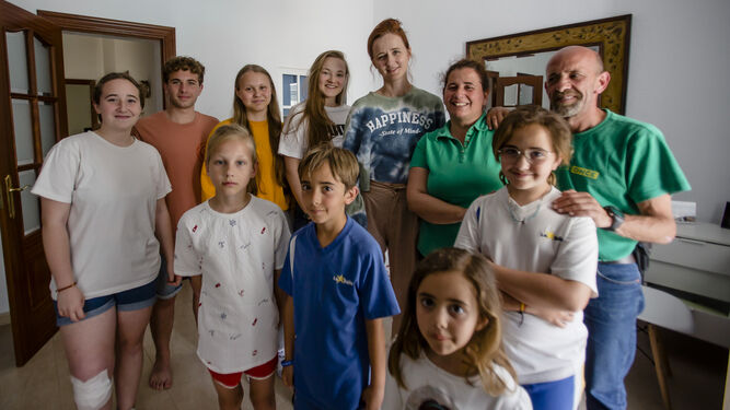 La familia Jerez Serrano, en San Fernando, ha acogido a cuatro ucranianos en su hogar, donde ahora mismo conviven doce personas.