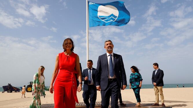 La ministra de Industria, Comercio y Turismo, con el alcalde de Rota tras izar la Bandera Azul de la playa de La Costilla.