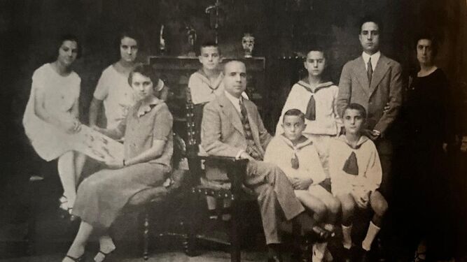 Ramón Díaz-Alersi y Julia Martínez, con sus hijos Carmen, Milagros, Ramón, Encarnación, Luis,Jesús, Juan y José María Díaz-Alersi.