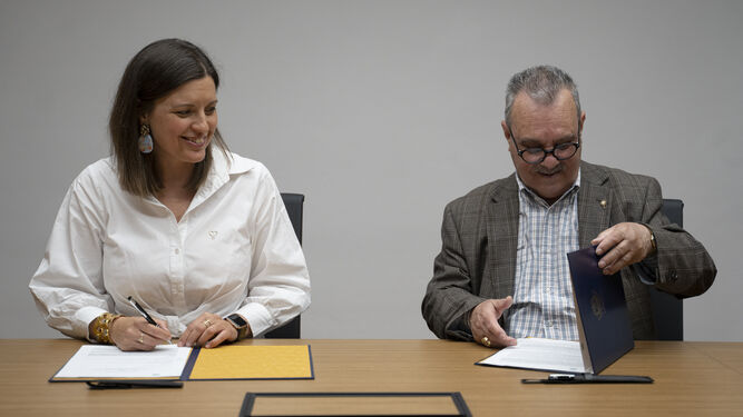 Patricia Cavada con Antonio León, en el momento de firmar el convenio.