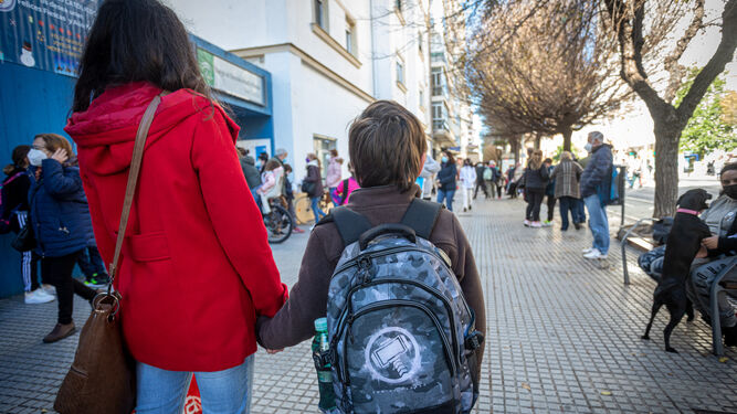 Alumnos entran en un colegio de Cádiz.