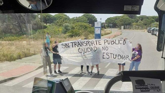 Protesta  de estudiantes por el servicio de transporte en el Campus de Puerto Real