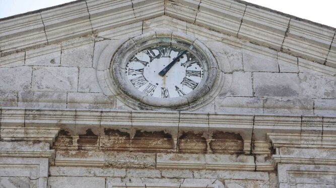 El reloj de la fachada del patio principal de Valcárcel.