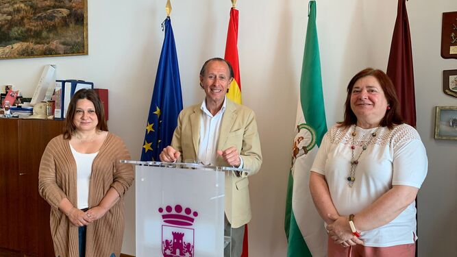 El alcalde, José María Román, junto a la portavoz del Gobierno, Cándida Verdier, y la delegada municipal de Mujer, Susana Rivas, en la lectura del manifiesto.