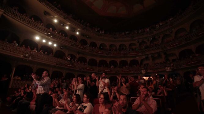 El público del Gran Teatro Falla, en pie durante la primera sesión preliminar del Concurso 2022.