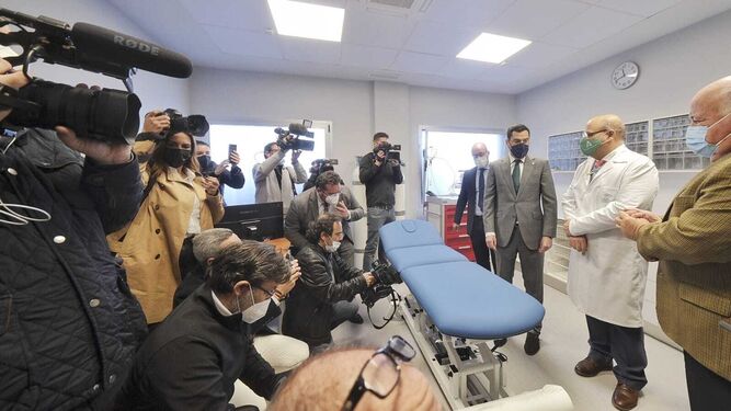 Una imagen de la inauguración del centro de salud Ángel Salvatierra, con la presencia del presidente de la Junta.