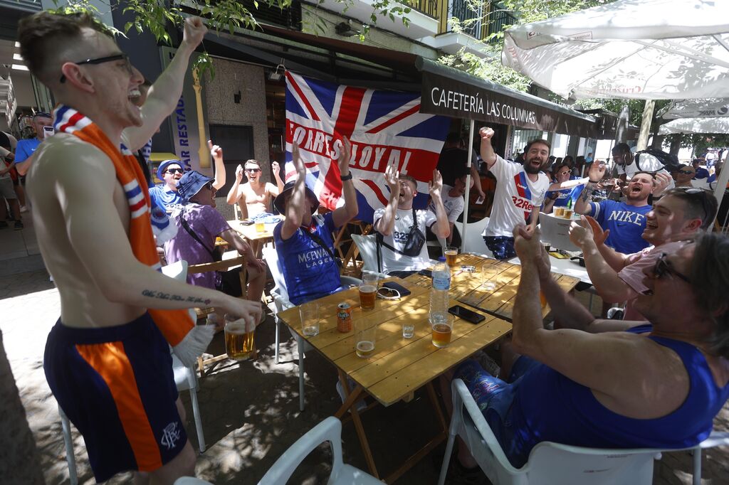 Aficionados escoceses disfrutan del sol y la cerveza de Sevilla