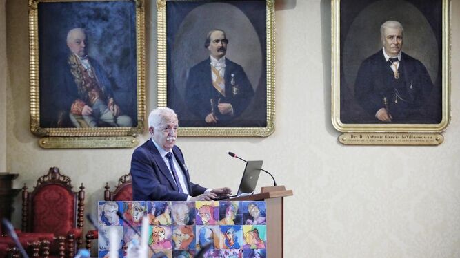El pintor Luis Gonzalo durante su discurso en el salón de grados de la Facultad de Medicina.