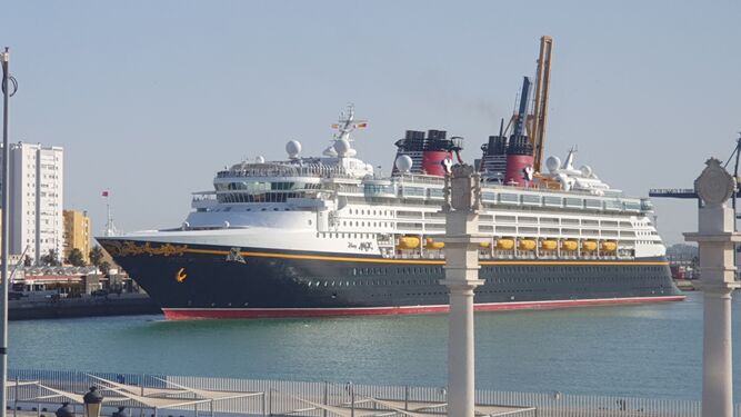 Momento de la llegada del Disney Magic al puerto de Cádiz