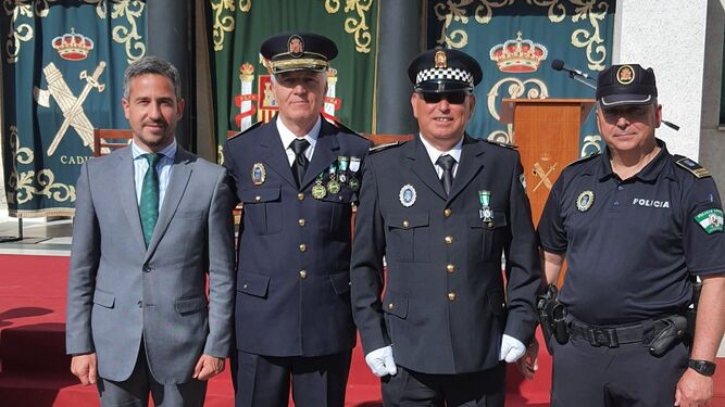 El agente José María Romero, junto a sus compañeros y el concejal de Policía Local.