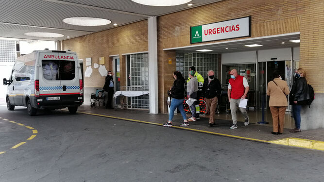 Varias personas a las puertas de las Urgencias del Hospital Virgen del Rocío.