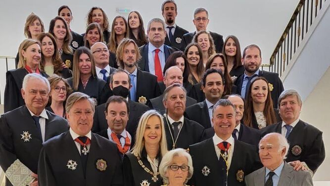 El nuevo fiscal jefe de Cádiz Ángel Núñez, rodeado de compañeros y familiares, tras la toma de posesión en la Audiencia Provincial.