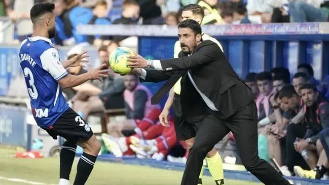Julio Velázquez devuelve un balón en la zona de banquillos.
