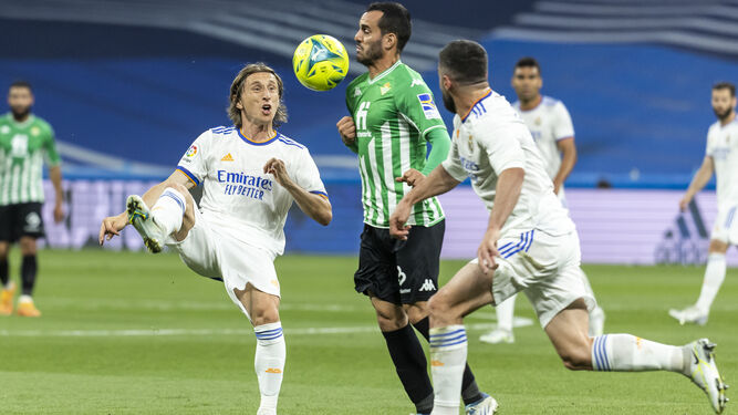 Luka Modric disputa el balón ante Juanmi, durante el encuentro de la jornada 38 de LaLiga entre Real Madrid y Real Betis.