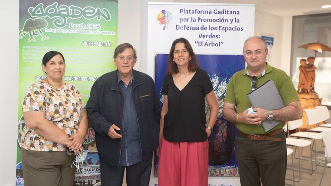 Organizadores y participantes en las jornadas posan en la sede de Aguas de Cádiz.