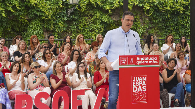 Pedro Sánchez, este domingo, en el acto de precampaña andaluza en Granada.