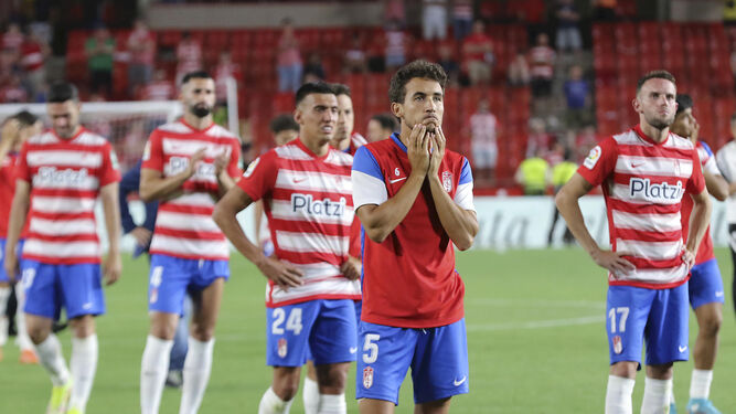 Los jugadores del Granada desolados tras el descenso.