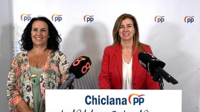 La senadora Teresa Ruíz Sillero, junto a la presidenta del PP de Chiclana, Ascensión Hita.