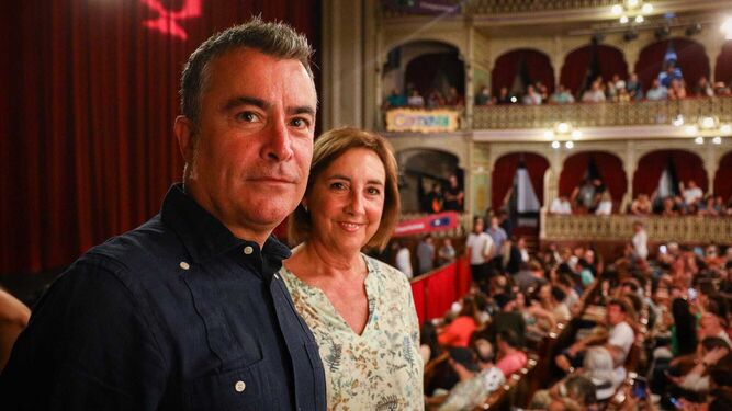 Ángel Núñez junto a su mujer en el Teatro Falla.