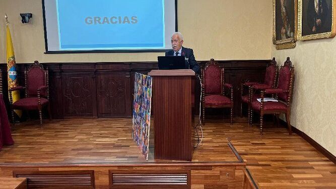 Luis Gonzalo González, tras finalizar el discurso de ingreso.
