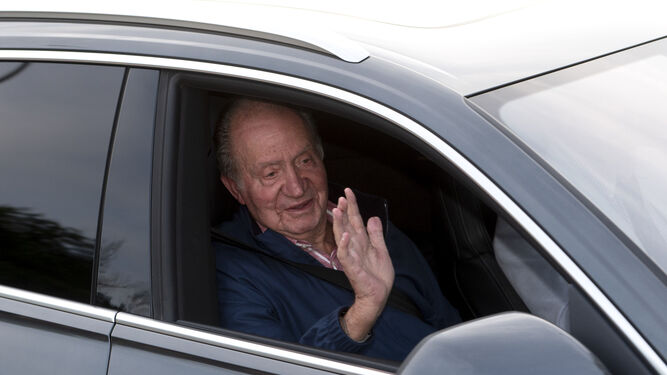 El rey Juan Carlos I, a su salida del Palacio de la Zarzuela.