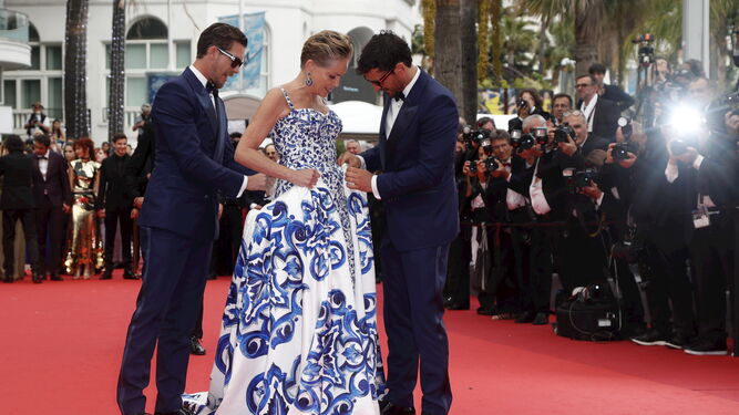Los dos asistentes con Sharon Stone en la alfombra de Cannes