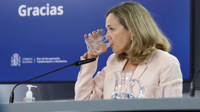 La vicepresidenta primera y ministra de Asuntos Económicos y Transformación Digital, Nadia Calviño, bebe agua durante una rueda de prensa.