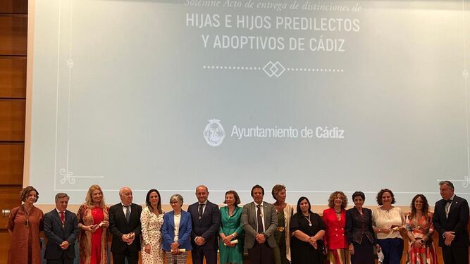 El alcalde y concejales del Ayuntamiento de Cádiz,  con el grupo de distinguidos con el título de Hijos Predilectos y Adoptivos, tras finalizar la sesión en el Palacio de Congresos.