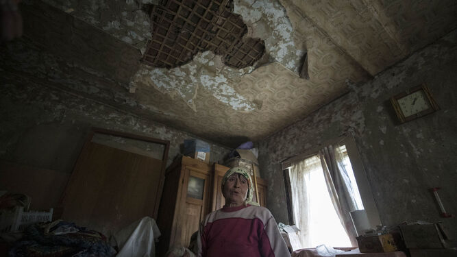 Fotografía tomada el 22 de mayo 2022 de Evdokia, que junto a su marido Kot Vasyl, muestra los destrozos registrados en su vivienda en la localidad de Mala Rohan, próxima a Járkov (Ucrania).
