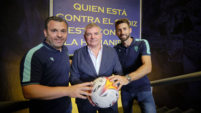 Vizcaíno (c), el pasado lunes con Sergio González y José Mari.