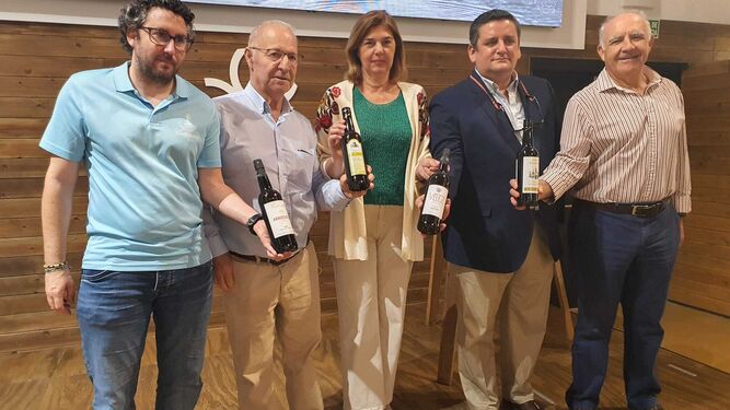 La concejala de Fomento, junto a representantes del sector vinícola de Chiclana.