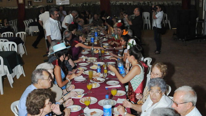 Imagen de una comida de feria dirigida al colectivo de mayores.