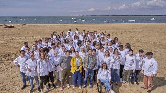 Foto de familia del programa 'MasterChef', con jurado y ex concursantes, en la playa de Sanlúcar.