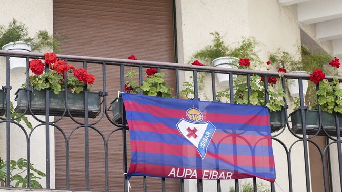 Una bandera del Eibar en una terraza de una vivienda de la localidad vasca.