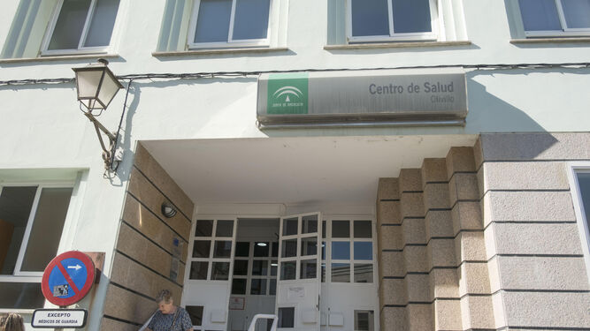 Puerta de acceso al centro de salud del Olivillo