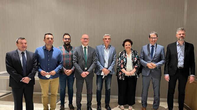 Autoridades y promotores del proyecto de la planta de hidrógeno verde, en Sevilla.