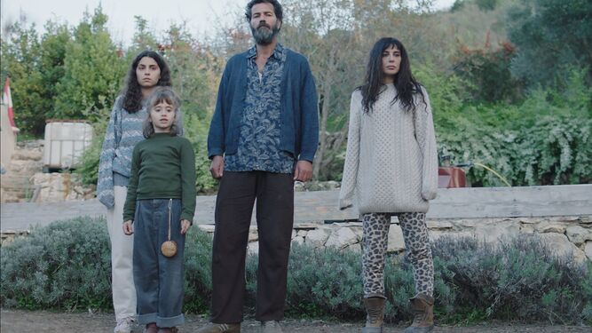 Una imagen de la familia protagonista del filme de Mounia Akl.