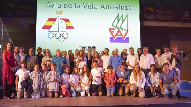Foto de familia con los premiados en la gala de la vela andaluza.